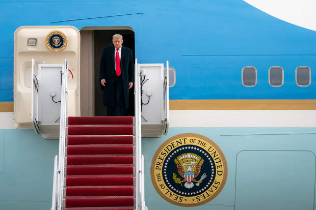 Трамп вылетел в Давос на новом самолете после вынужденного возвращения на базу Эндрюс
