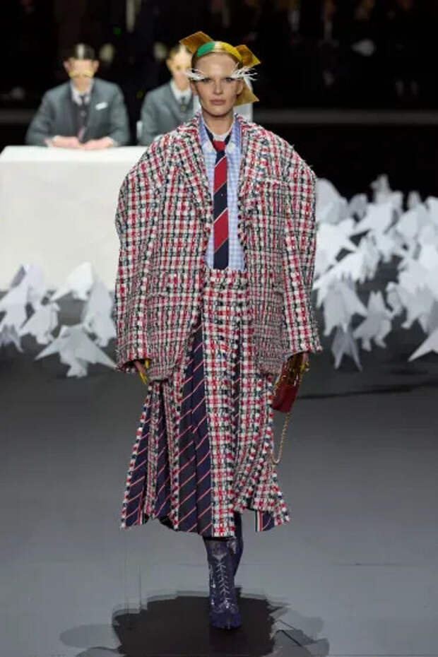 Анна Вьялицына на показе Thom Browne осень-зима — 2025/Фото: Daniele Oberrauch/Gorunway.com