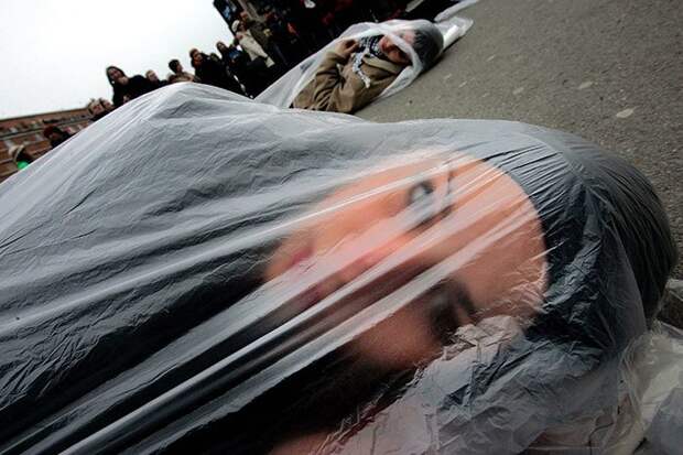 Участница международной организации "Женщины в чёрном" (выступающей за мир), лежит в пакете в знак протеста, Нови-Сад, Сербия, 2005 демонстрации, женщины, кадры, общество, протест, сильные женщины, сильные фотографии, фото