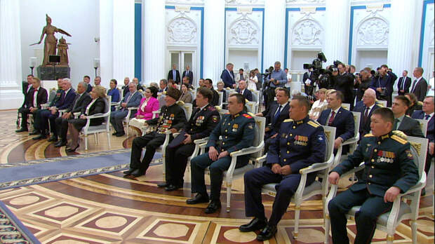 Владимир Путин вручил государственные награды в Екатерининском зале Кремля