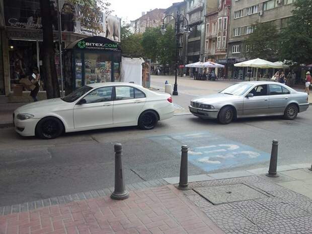 Реплика рядом со старенькой BMW E39