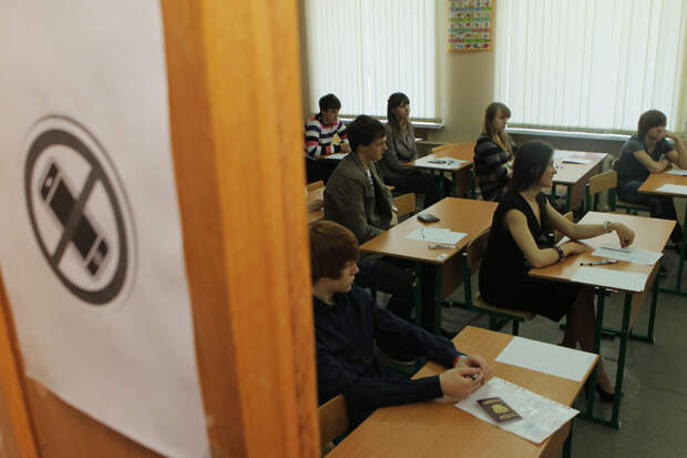 В Красноярске директор школы предложил установить в классах глушилки связи