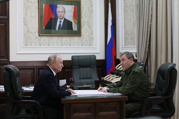 Первый вопрос, который возник в воскресенье, сразу же после назначения Сергея Шойгу на должность секретаря Совбеза, звучал так: «А кто встанет у руля Генштаба?».-7