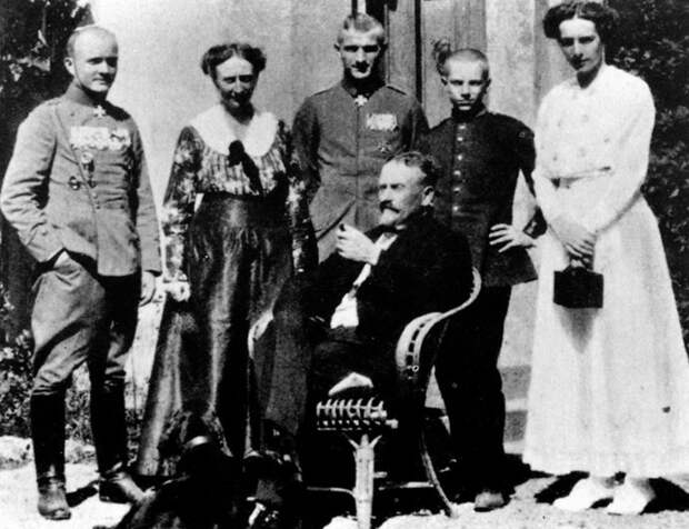 89 Von Richthofen family Christmas 1917 Manfred mother father brother sister Albrecht Freiherr Lothar Bolko Freifrau.jpg 89 Von Richthofen family Christmas 1917 Manfred mother father brother sister Albrecht Freiherr Lothar Bolko Freifrau.jpg