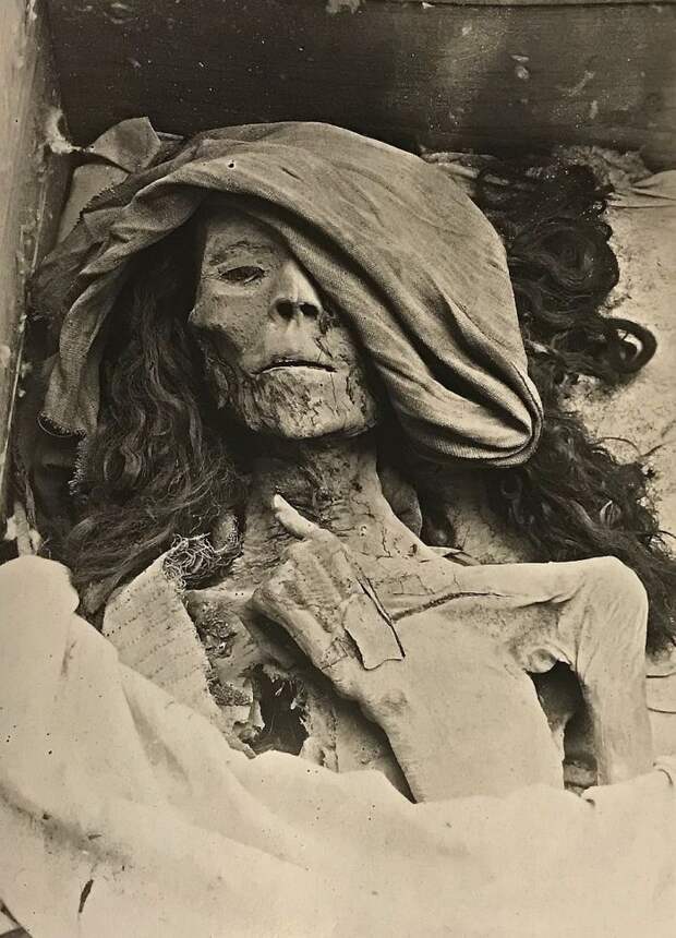 Мумия царицы Тейе. Фото сделано во время находки мумии в 1898 году. Милан, Центр египтологии миланского университета, архив Виктора Лоре 