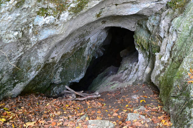 Вход в Большую Ахунскую пещеру. Фото автора