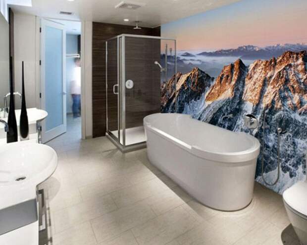 Хороший вариант обустроить ванную комнату при помощи красивых фото-обоев с изображением горных вершин.