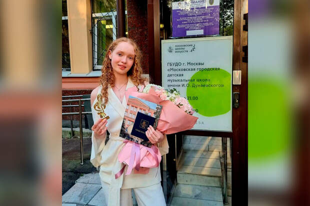 Актриса Елена Ксенофонтова опубликовала фото дочери-выпускницы