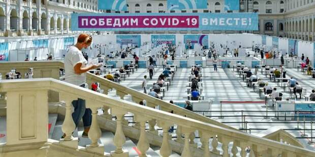 Врачи настоятельно рекомендуют пациентам с онкологией привиться от COVID-19. Фото: Ю. Иванко mos.ru