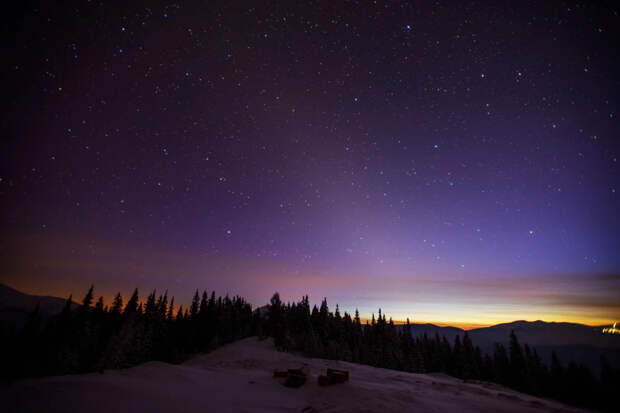 Астрофотограф Алексей Поляков запечатлел красочное северное сияние вблизи Новосибирска