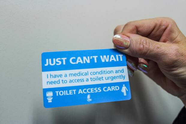 Возможно, это изображение (текст «JUST CAN'T WAIT I have a medical condition and need to access a toilet urgently TOILET ACCESS CARD ↑ L»)