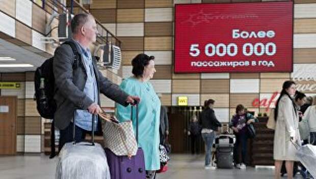 Пассажиры в зале прилета международного аэропорта Симферополь. Архивное фото