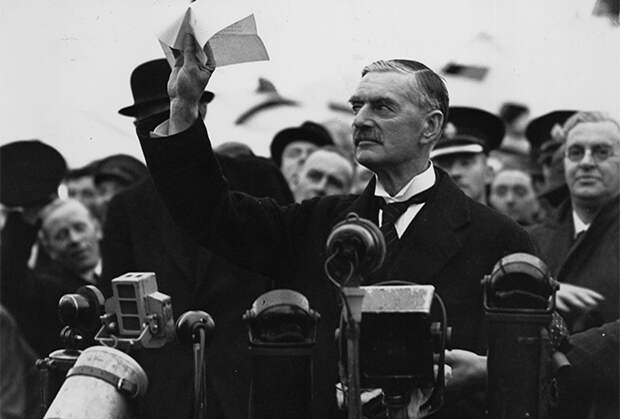 Премьер-министр Великобритании Невилл Чемберлен после возвращения из Мюнхена произносит знаменитую фразу: «Я привез мир нашему поколению!»