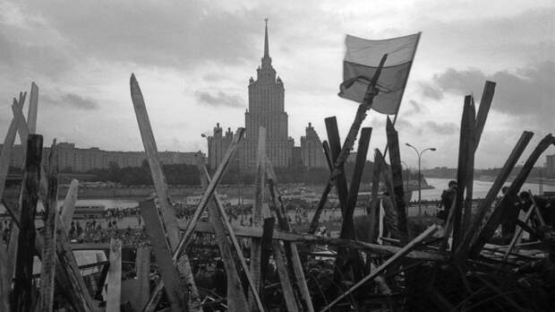 Ельцин принёс не свободу, а смерть: Мать, похоронившая сына, не стала молчать о трагедии Ельцин принёс не свободу, а смерть: Мать, похоронившая сына, не стала молчать о трагедии
