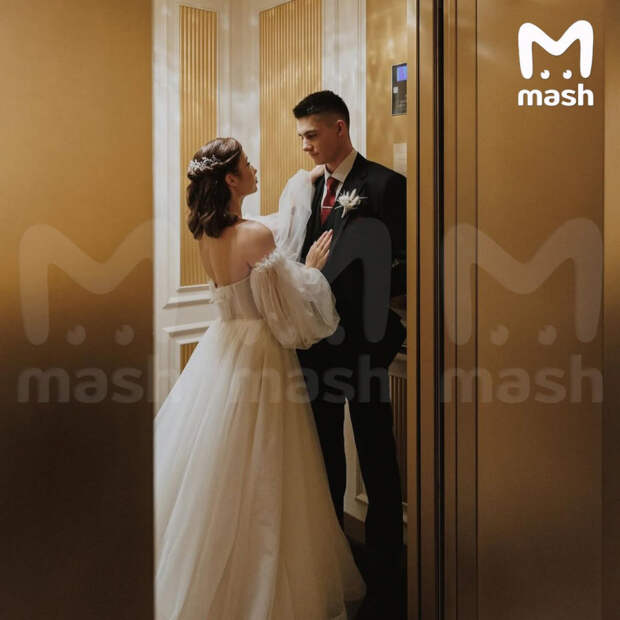 Обратите внимание, как выглядят Анастасия и Игнатий на данном фото: девушка трогает парня обеими руками, то есть ищет с ним тактильный контакт плюс как бы Обратите внимание, как выглядят Анастасия и Игнатий на данном фото: девушка трогает парня обеими руками, то есть ищет с ним тактильный контакт плюс как бы