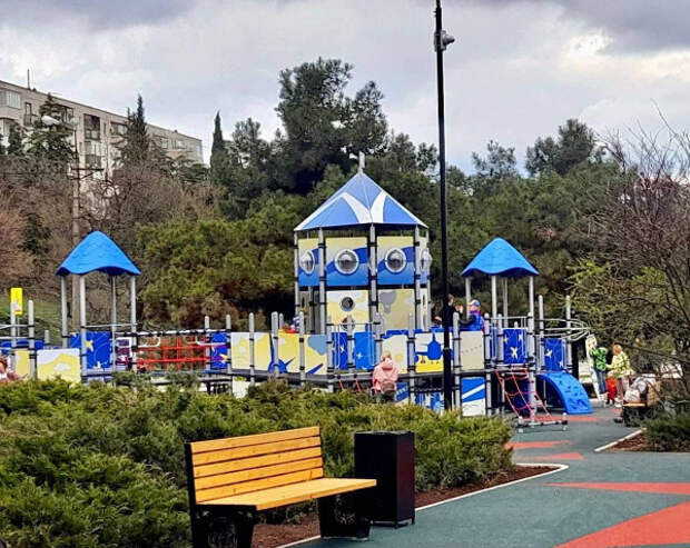Детская площадка в парке «Покорителям космоса».