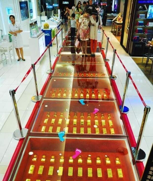 В китайском торговом центре пол выложили слитками чистого золота