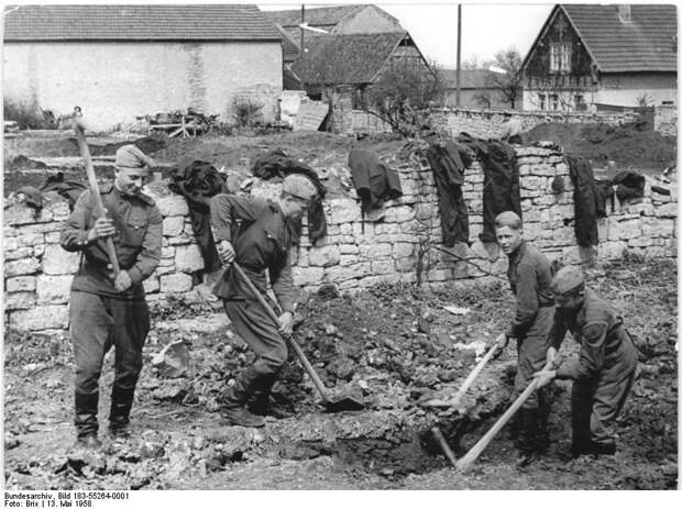 Nettelstedt, Sowjetsoldaten, Wiederaufbau einer LPG Nettelstedt, Sowjetsoldaten, Wiederaufbau einer LPG