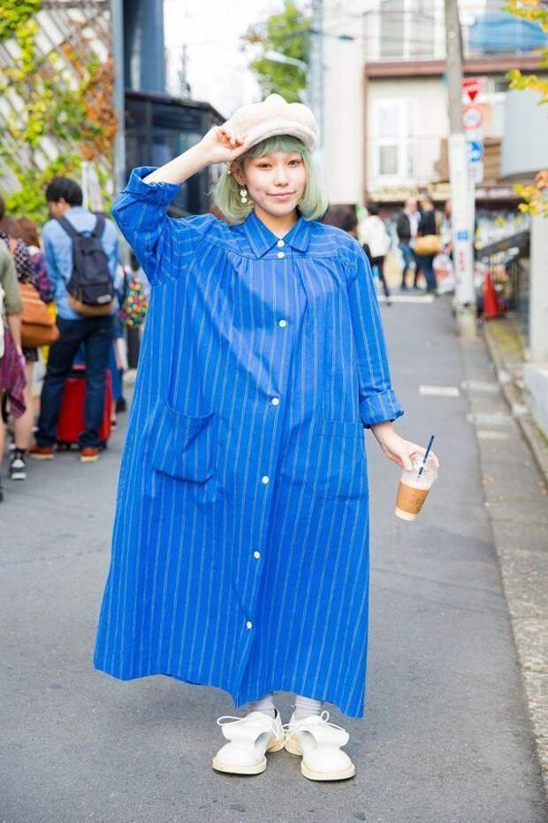 японка в синем платье