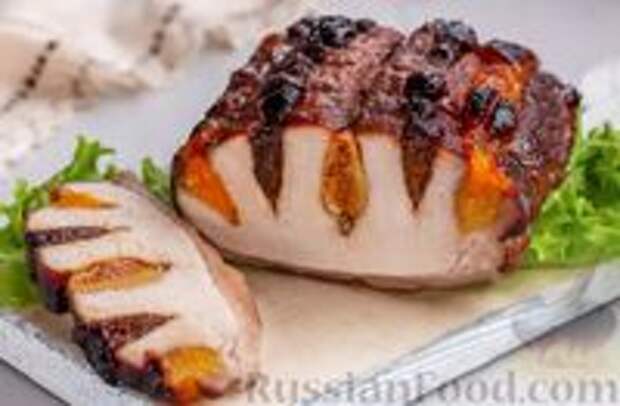 Фото к рецепту: Свинина, запечённая с сухофруктами и медовой глазурью