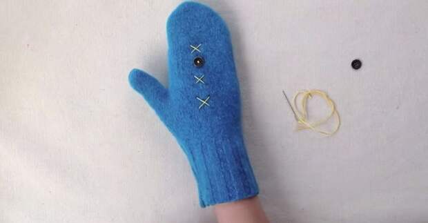 варежка из свитера