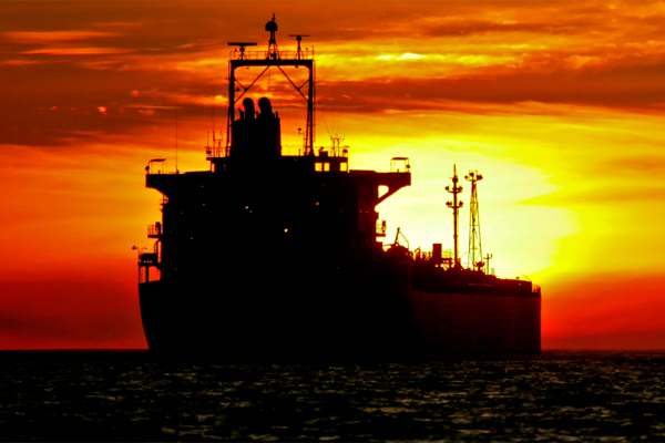 Tanker_uhodit