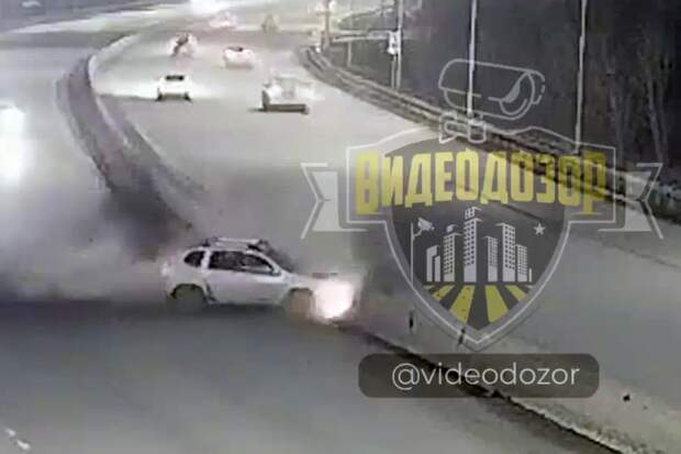 В Уфе на видео сняли, как водитель влетел в отбойник и устроил погоню