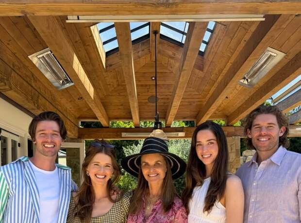 Экс-жена актера Арнольда Шварценеггера отпраздновала Пасху с их четырьмя детьми