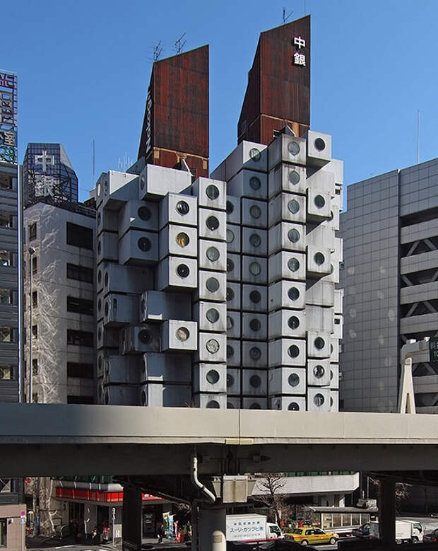 Уникальный жилой комплекс Nakagin Capsule Tower (Токио, Япония).