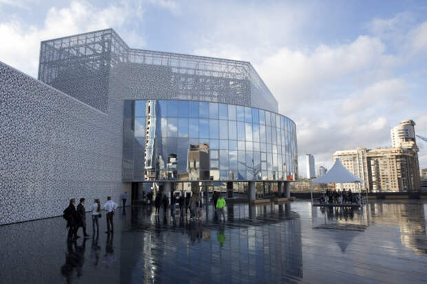 В "Ельцин-центре" показали спектакль, где Россия – сумасшедшая старуха на веревке