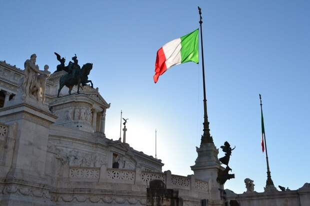 Глава МИД Италии проигрывает на выборах в родном Неаполе и не попадает в новый парламент