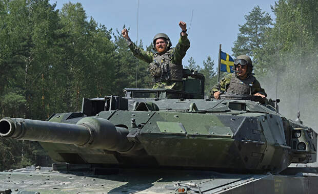 Танкисты на танке Stridsvagn 122, Швеция