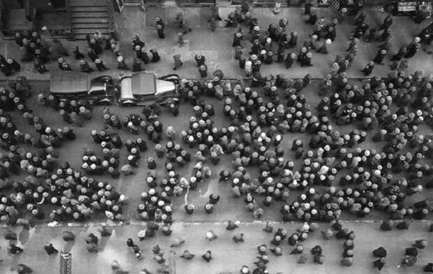 Вид на улицу в Нью-Йорке с высоты в 1939 году. Вид на улицу в Нью-Йорке с высоты в 1939 году.