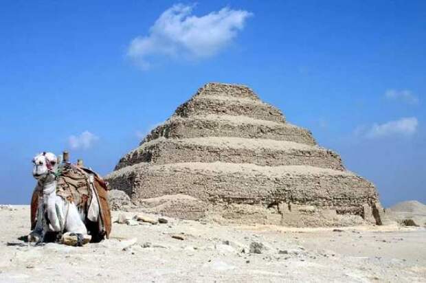 Ветер пустыни давно затупил острые грани пирамиды.