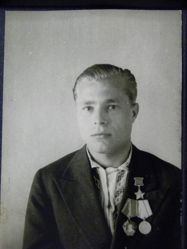 Александр Елисеевич Кривец (1919 — 1992), командир партизанского отряда имени Щорса, Герой Советского Союза