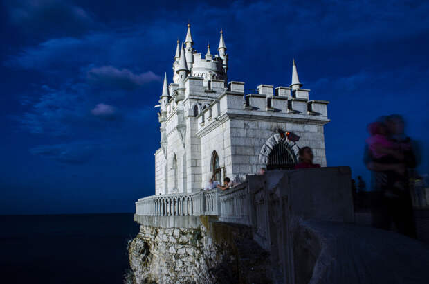 Что посмотреть в Крыму? Ночная Ялта, Ласточкино гнездо, теплое море и горы….