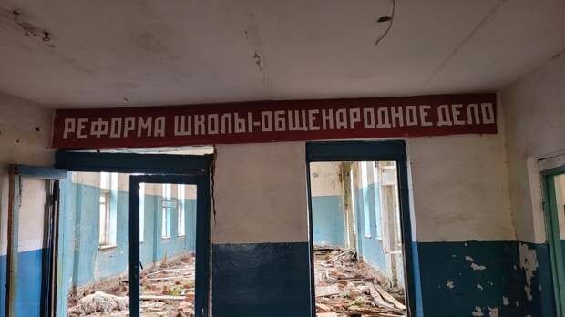 Это огромная, заброшенная деревня Мордовии. Здесь остались сотни брошенных домов и на десятки километров ни одной живой души. Люди покинули это место совсем недавно и масштаб просто потрясает.-29
