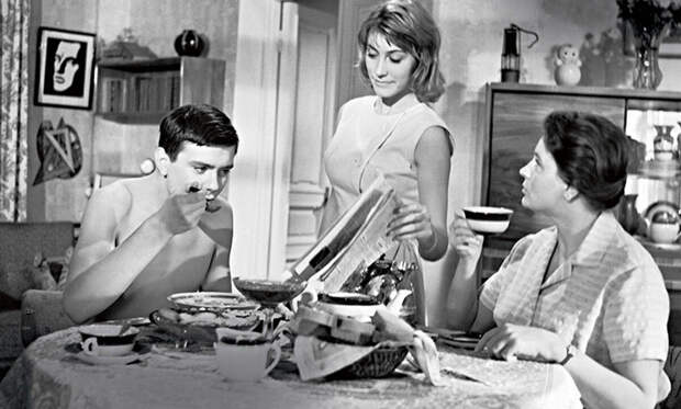 Кадр из фильма «Я шагаю по Москве». Режиссер Георгий Данелия. Актеры Никита Михалков, Ирина Мирошниченко, Любовь Соколова. Кадр из фильма «Я шагаю по Москве». Режиссер Георгий Данелия. Актеры Никита Михалков, Ирина Мирошниченко, Любовь Соколова.