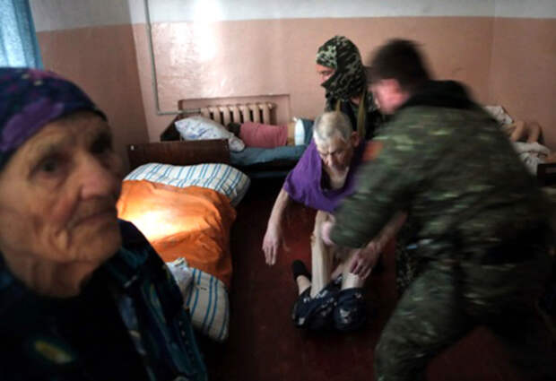 Стадия первая: блицкриг. Русские в беспорядке отступают, из последних сил спасая женщин, стариков и детей, безуспешно пытаясь закрепиться на новых рубежах обороны. Противник всерьез решает, что он победил, и начинает готовиться к параду в русской столице... 