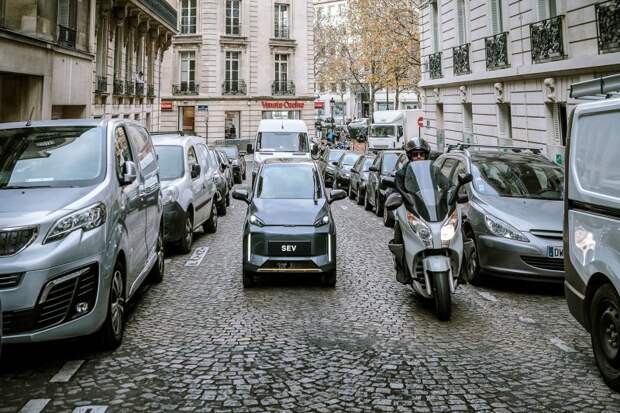 Концептуально SEV близок к французскому Renault Twizy, но если Twizy больше похож на мотоколяску, то SEV — полноценный автомобильчик с герметичным закрытым кузовом. авто, автомобили, каршеринг, малолитражка, прокат автомобилей, ситикар, электрокар, электромобиль