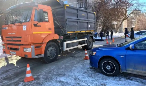 Свердловчанин погиб под колесами мусоровоза в одном из дворов Екатеринбурга