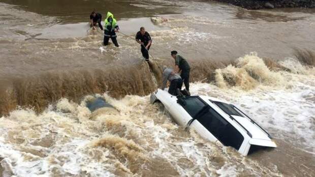 В Приморье пожилой водитель оказался в водяном плену, его машину смыло в реку