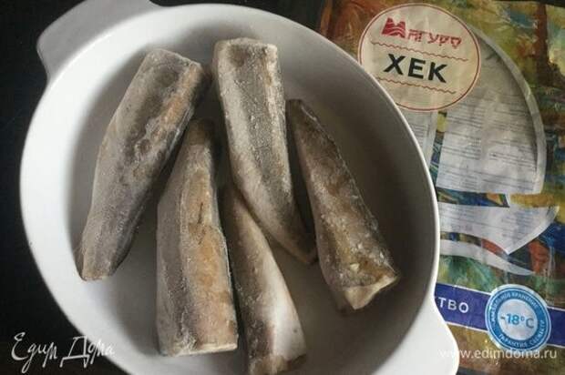 Форму для запекания смажьте растительным маслом и выложите рыбу (Хек мороженый ТМ «Магуро»). Посолите и поперчите. Форму для запекания смажьте растительным маслом и выложите рыбу (Хек мороженый ТМ «Магуро»). Посолите и поперчите.