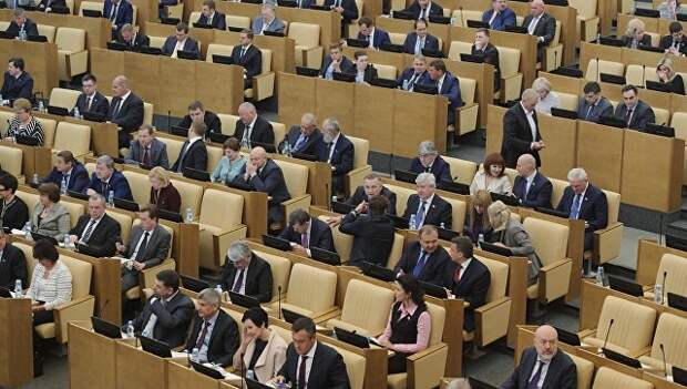 Депутаты Государственной Думы РФ перед началом пленарного заседания Госдумы РФ. 24 мая 2017