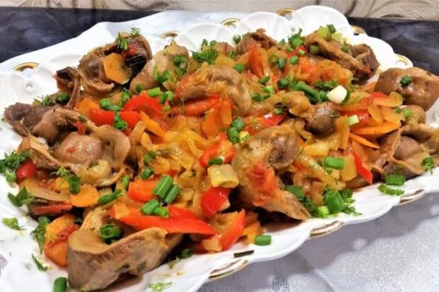 Куриные желудки с овощной смесью в сметане Куриные желудки с овощной смесью в сметане