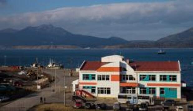 Морской вокзал в поселке Южно-Курильск на острове Кунашир Большой гряды Курильских островов