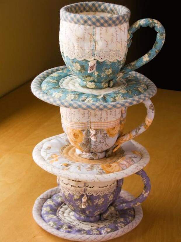 чашка из ткани. посуда из ткани. текстильные штучки для кухни. лоскутная посуда. кружка пэчворк.