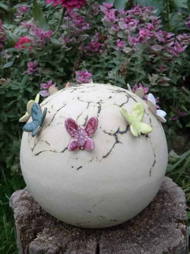 Gartenkugeln & -stelen - Gartenkugel Butterfly - ein Designerstück von Atelier-Keramixx bei DaWanda: 