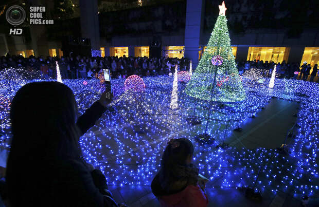 Япония. Токио. 7 декабря. Рождественские декорации. (AP Photo/Koji Sasahara)