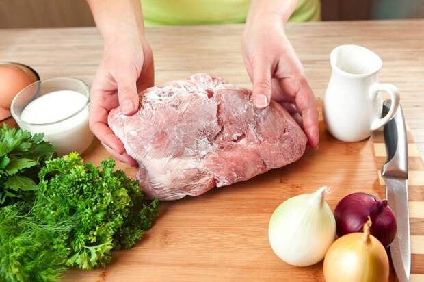 Размораживать мясо на столе вредно для здоровья. / Фото: redfoxday.ru